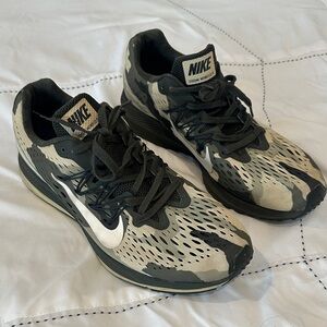 Nike Zoom Winflo Men's Green and Cream Athletic Shoes Size 11